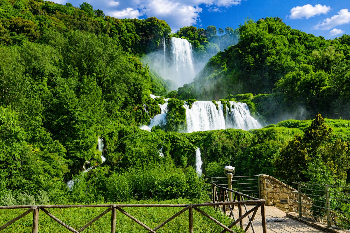 Cascata delle Marmore in Umbria con spettacolari cascate tra boschi e natura della Valnerina