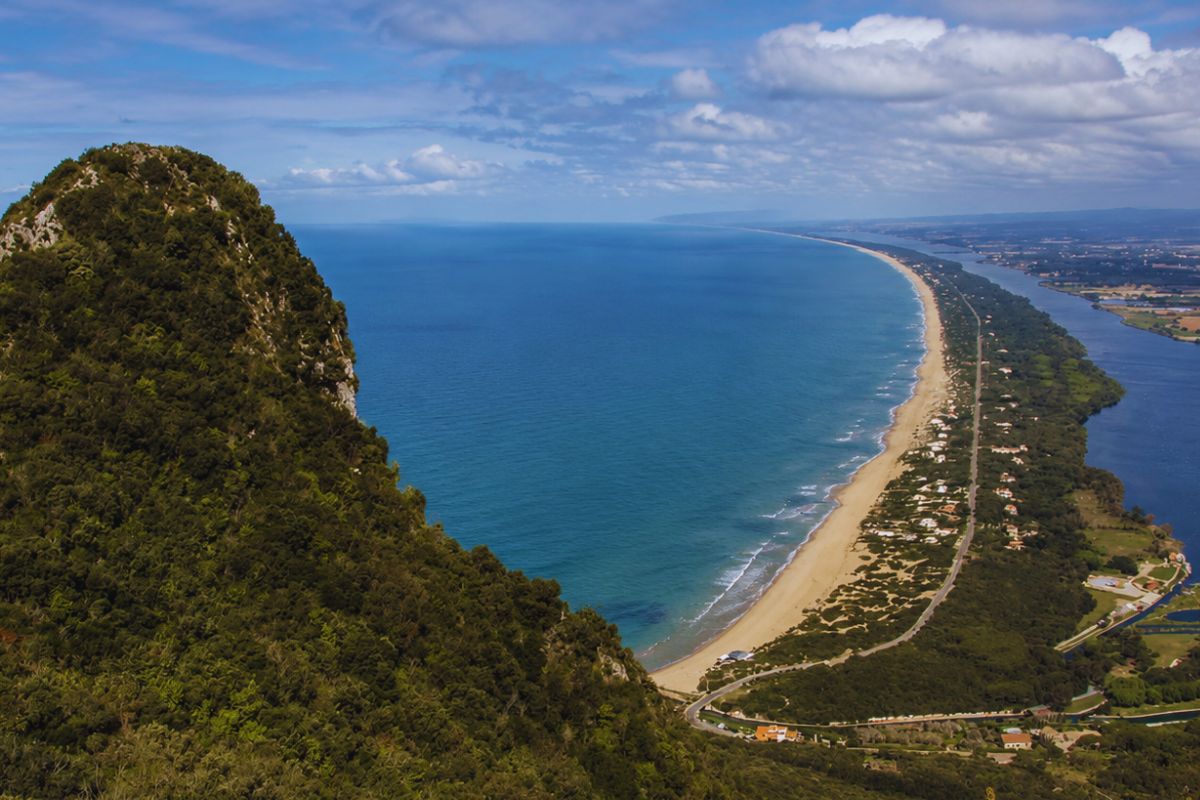 Vista panoramica sul Parco Nazionale del Circeo con promontorio, mare, spiaggia e costa laziale.