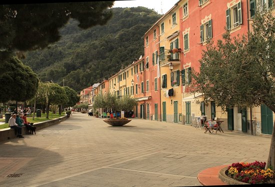 Riva Trigoso, borgo marinaro della Liguria Case colorate e passeggiata nel borgo marinaro di Riva Trigoso