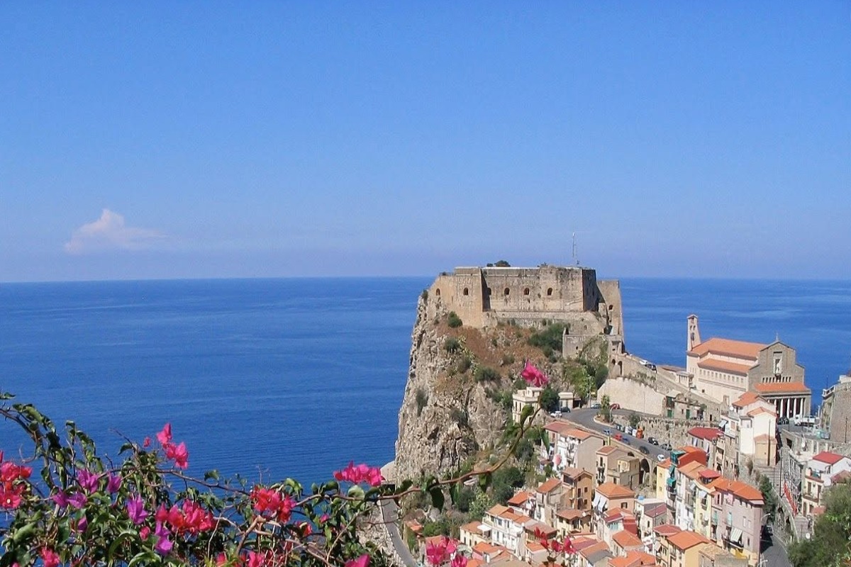 Scilla dimostra che il futuro dei borghi marinari risiede nella capacità di proteggere il proprio patrimonio immateriale.