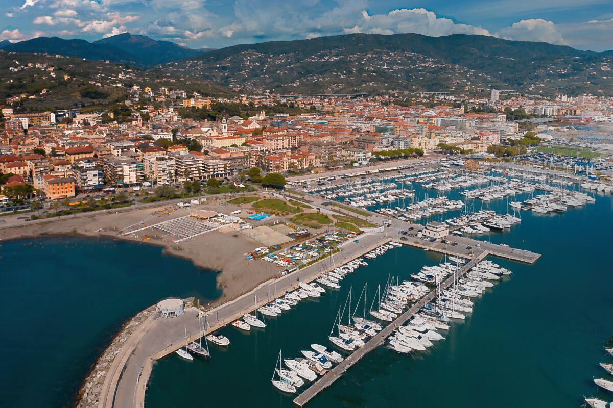 Vista aerea del porto turistico di Chiavari con i pontili, la spiaggia e il centro città sul Golfo del Tigullio