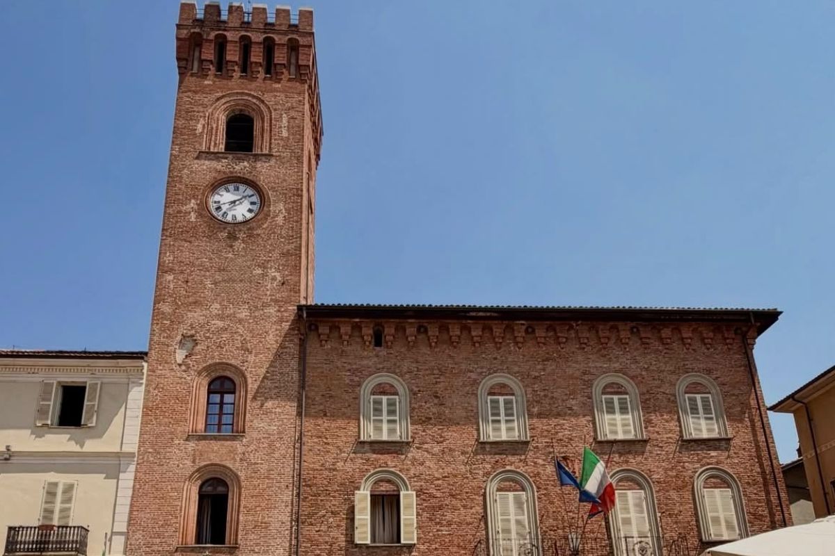 Civica in mattoni con orologio nel centro storico di Nizza Monferrato, capitale della Barbera