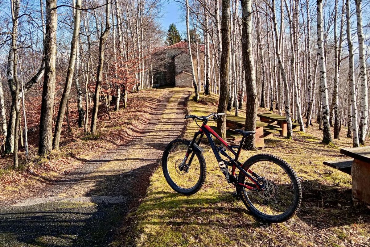 Alt: Biellese in mountain bike, sentiero nel bosco da Netro verso il Santuario di Graglia