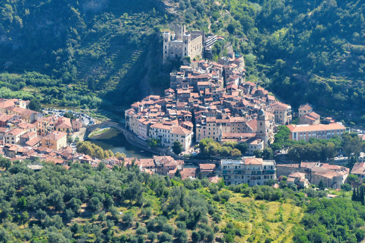 Castello dei Doria di Dolceacqua e borgo medievale in Val Nervia