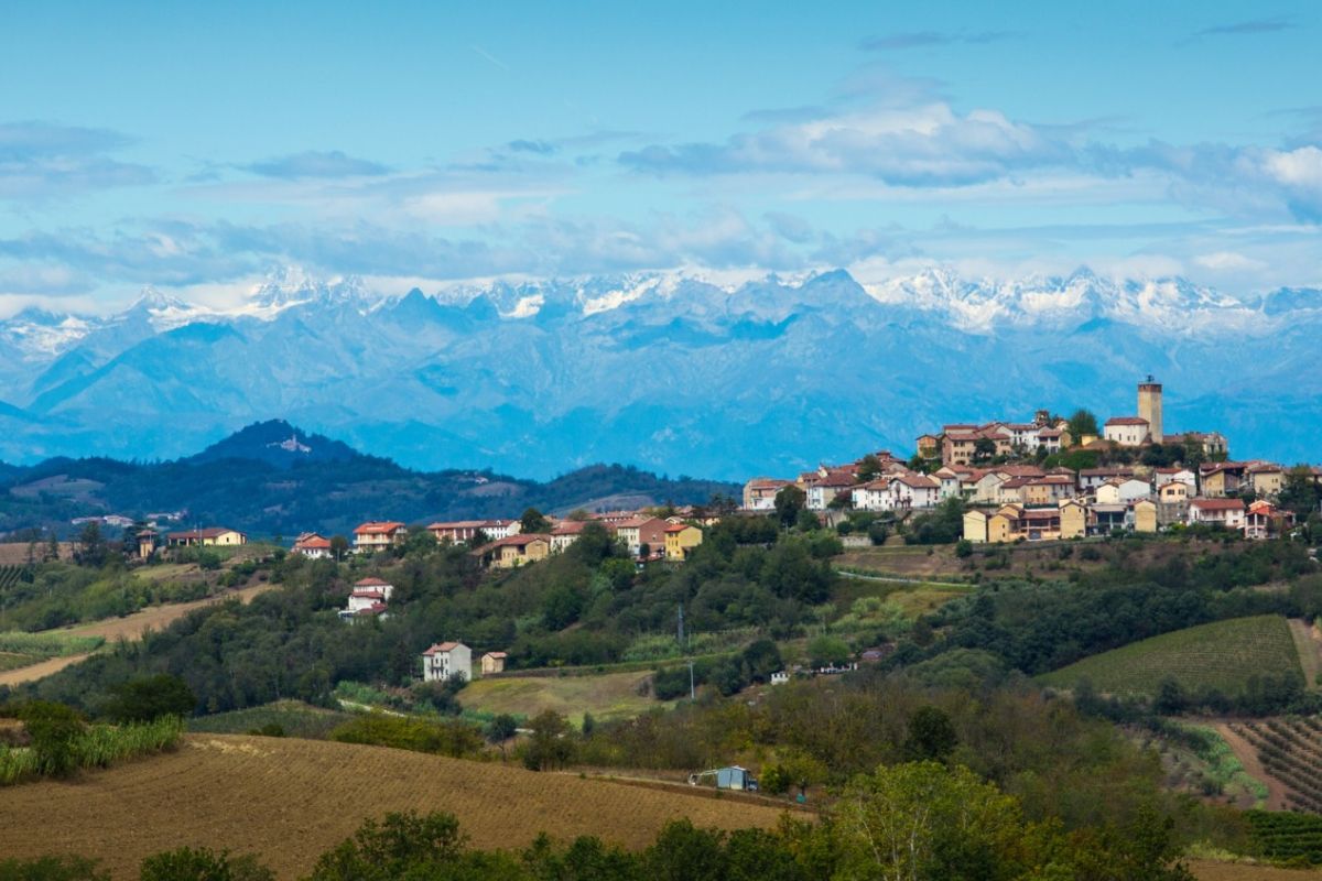 Conzano, il borgo degli Australiani nel Monferrato: panorama del paese tra le colline