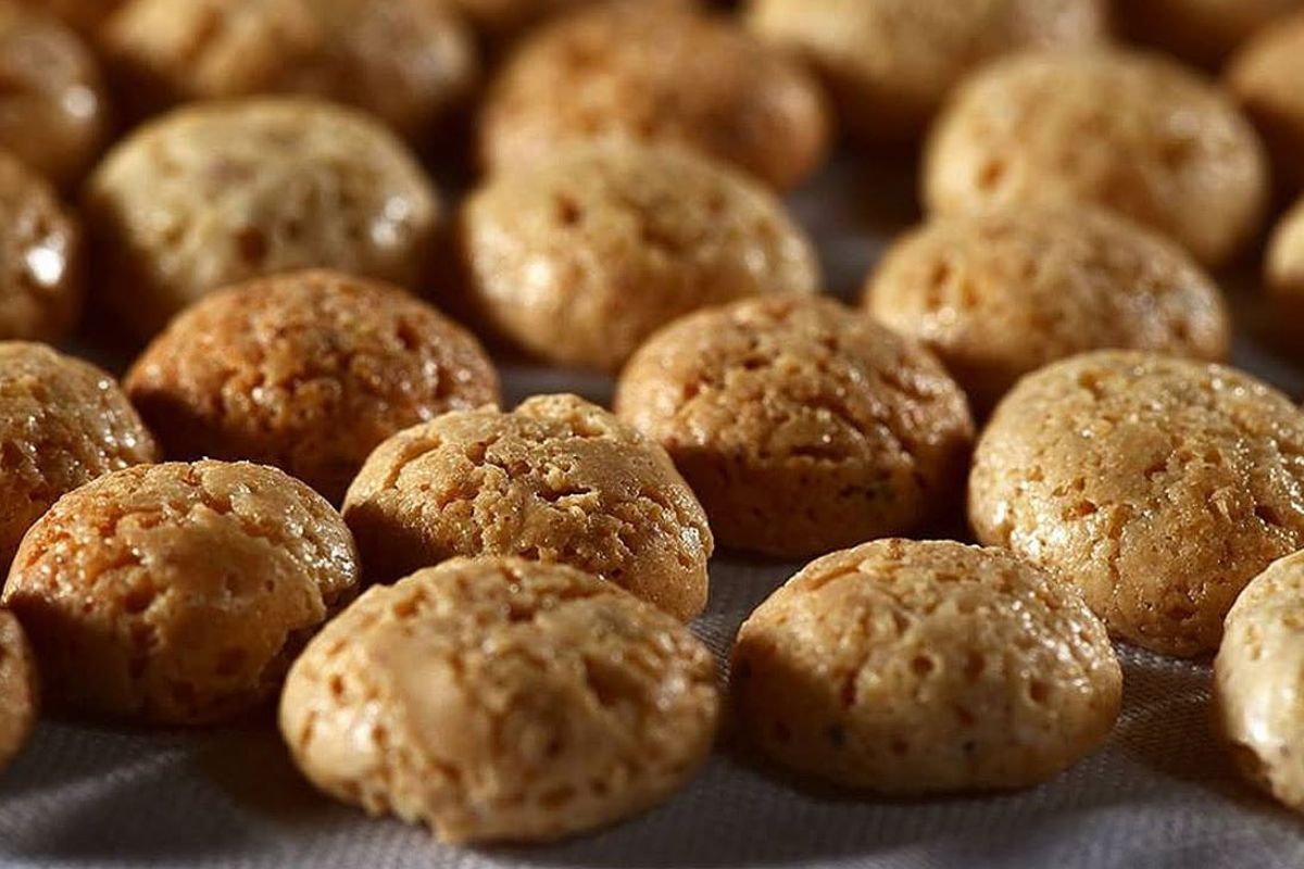 Nocciolini di Chivasso, il dolcetto artigianale a base di nocciole, zucchero e albume d'uovo