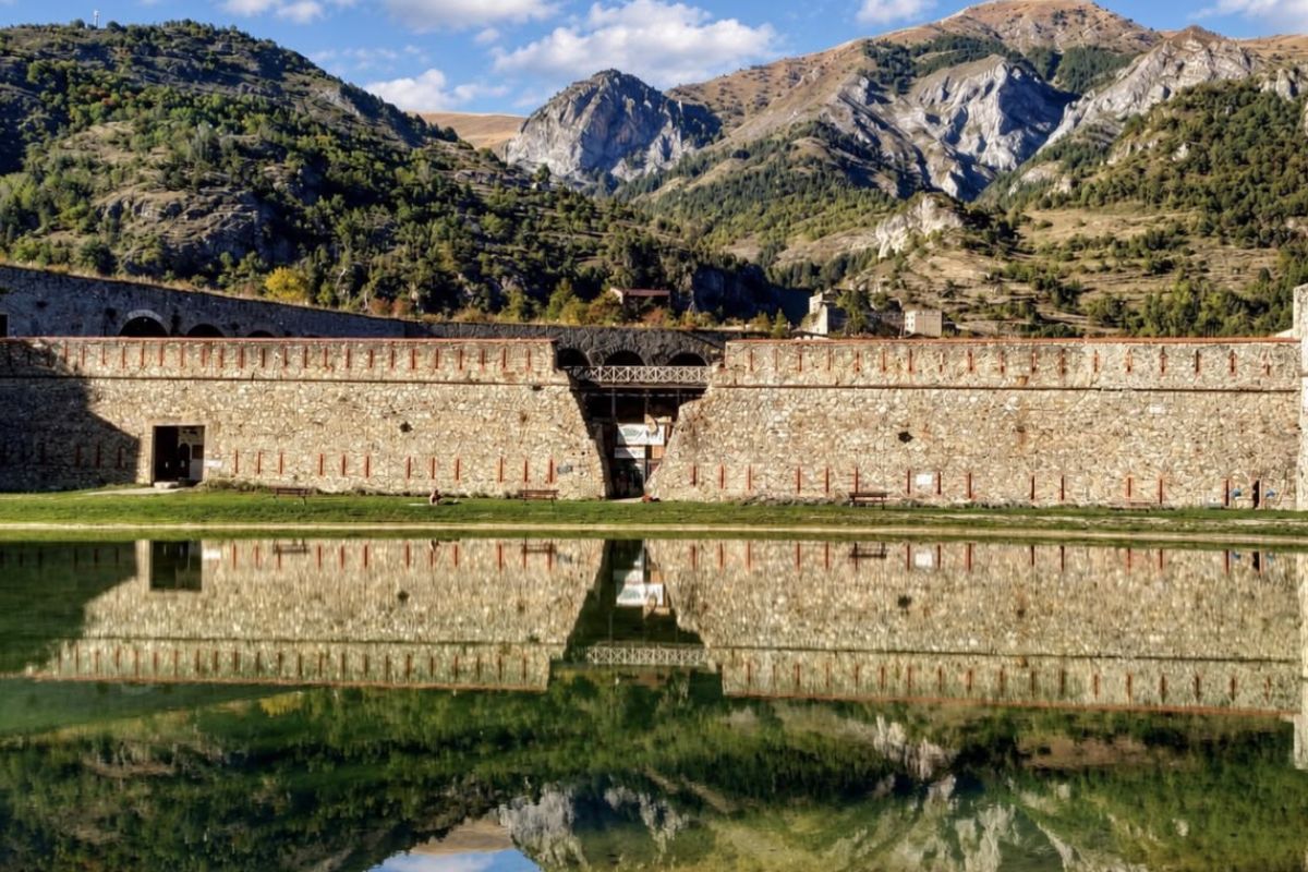 Le mura e i camminamenti del Forte di Vinadio, oltre 10 km di gallerie su tre livelli tra le montagne del Cuneese