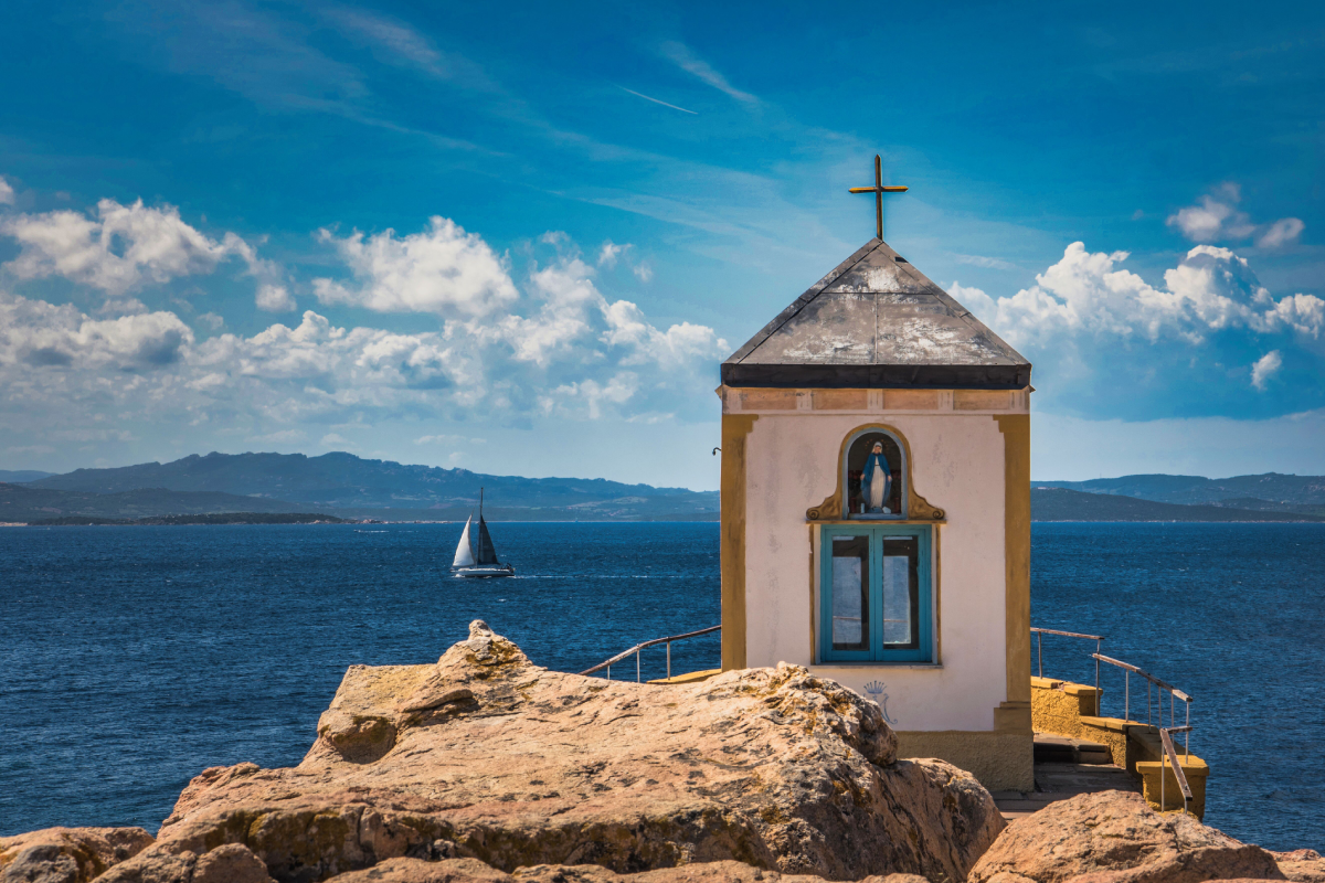 Cappella della Madonnetta e Cala Francese a La Maddalena affacciata sul mare della Sardegna