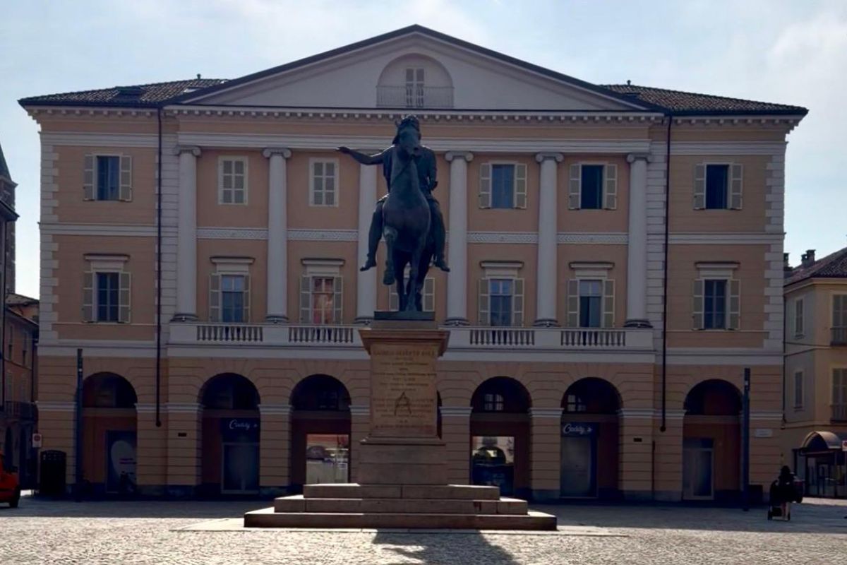 Piazza Mazzini a Casale Monferrato con il monumento equestre, capitale storica del Monferrato