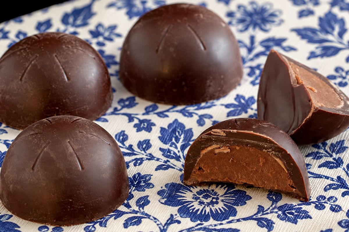Cuneesi al rum, i cioccolatini tipici di Cuneo con meringa, crema al cioccolato e rum