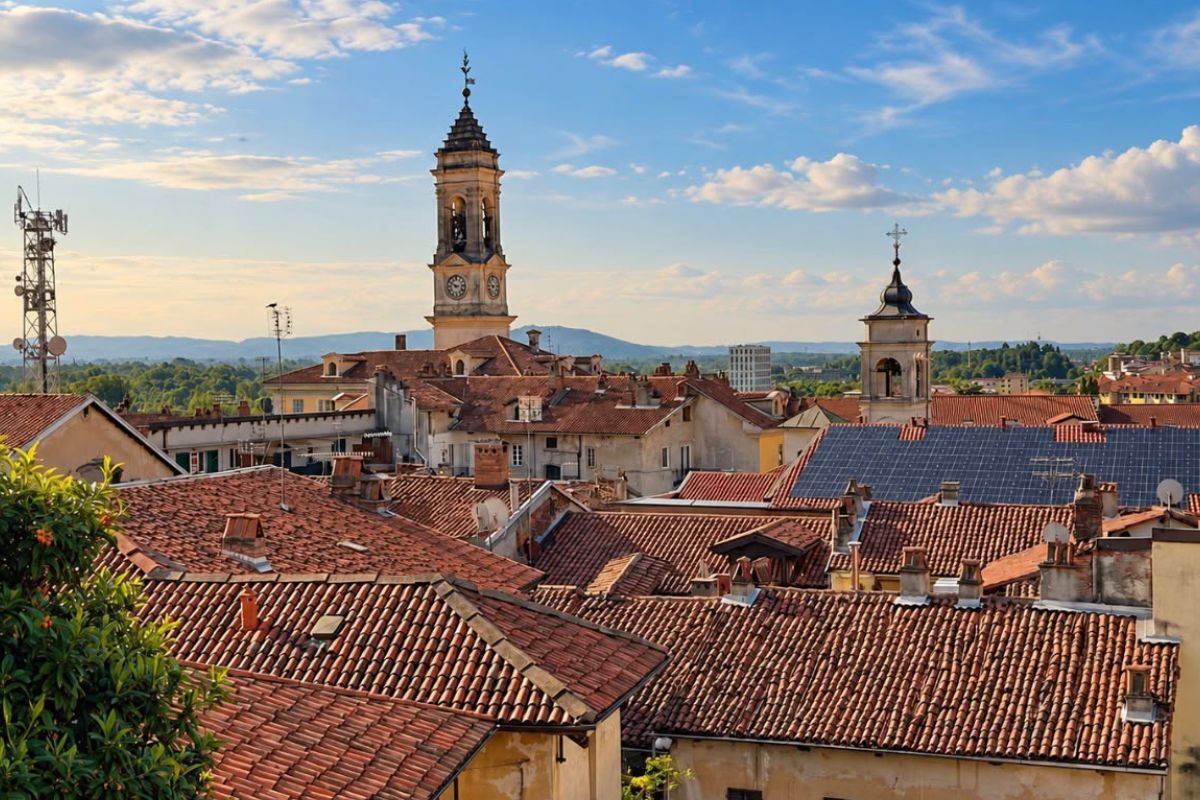 Panorama dei tetti di Ivrea, città industriale del XX secolo patrimonio UNESCO nel Canavese