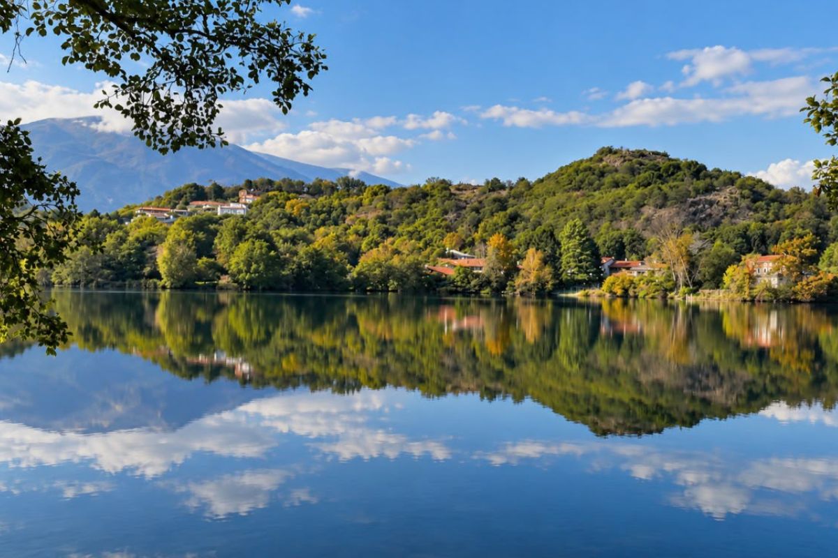 Laghi di Ivrea, vista panoramica su uno dei laghi dell'anfiteatro morenico circondato da boschi e colline del Canavese