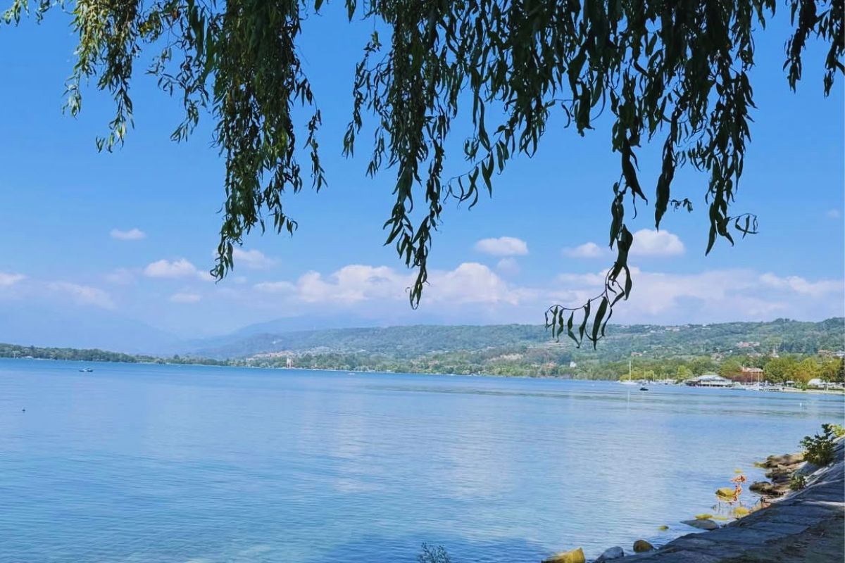 Il Lago di Viverone ai piedi della Serra di Ivrea, la grande morena tra Canavese e Biellese