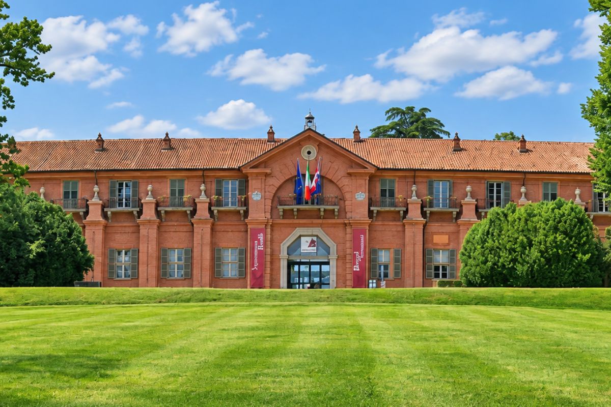 Parco La Mandria, cervi al pascolo nei prati vicino al Borgo Castello di Venaria Reale
