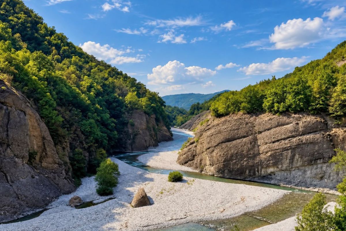 Strette del Borbera, il canyon con pareti di conglomerato e acqua color smeraldo in Val Borbera