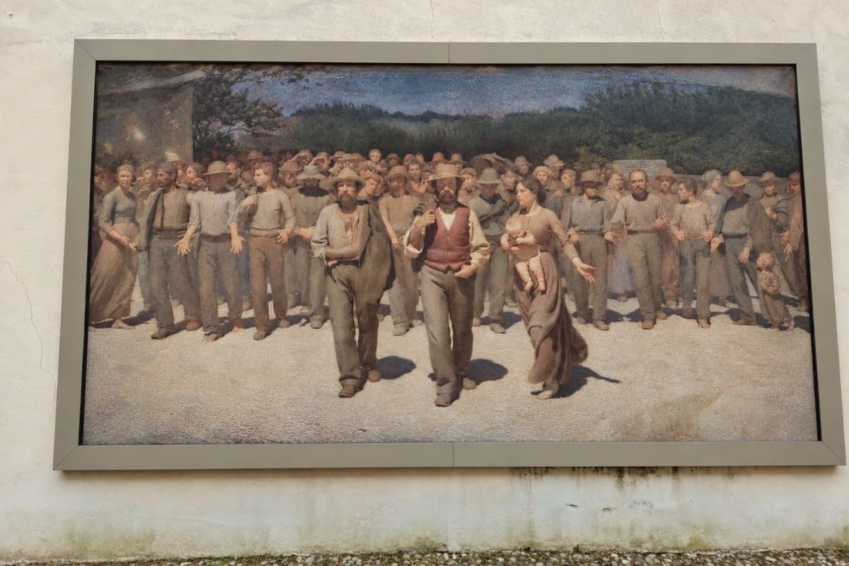 Riproduzione in scala reale del Quarto Stato di Pellizza in Piazza Quarto Stato a Volpedo